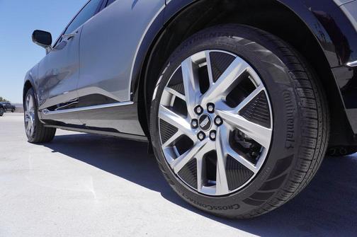 Argent Silver Metallic 2025 Cadillac OPTIQ Luxury 2 AWD