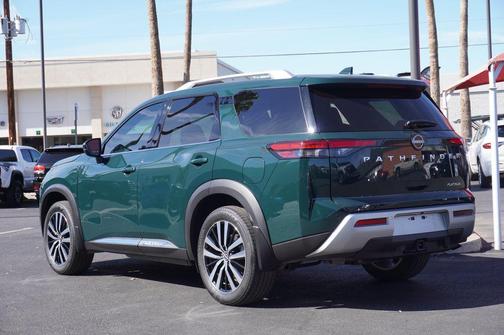 2025 Nissan Pathfinder Platinum FWD