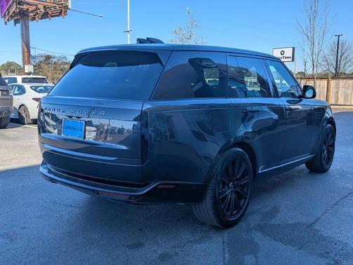 Carpathian Grey Premium Metallic 2025 Land Rover Range Rover P550e SE