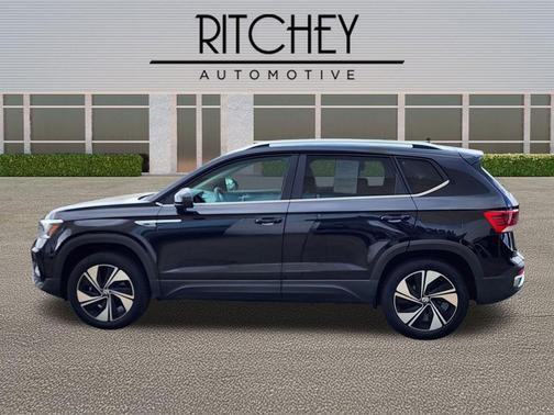 Deep Black Pearl 2024 Volkswagen Taos 1.5T SE