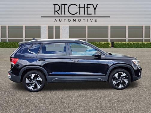 Deep Black Pearl 2024 Volkswagen Taos 1.5T SE