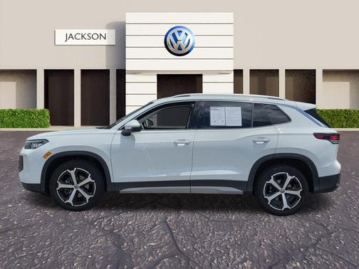 Pure White 2025 Volkswagen Tiguan 2.0T SE