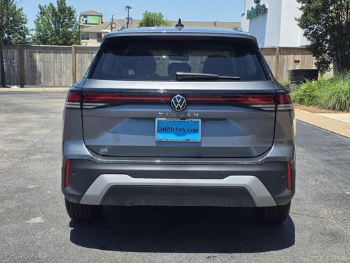 Platinum Gray 2025 Volkswagen Tiguan 2.0T SE
