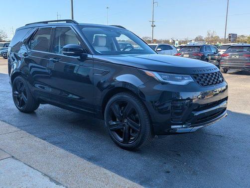 Santorini Black Metallic 2026 Land Rover Discovery Dynamic SE