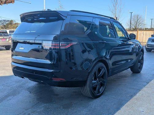 Santorini Black Metallic 2026 Land Rover Discovery Dynamic SE