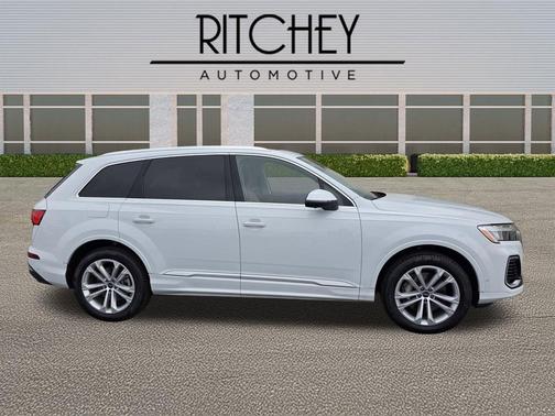 Glacier White Metallic 2025 Audi Q7 55 Premium Plus
