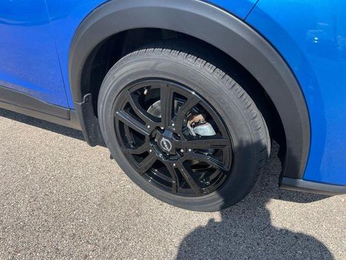Electric Blue Metallic/Super Black 2024 Nissan Kicks SV