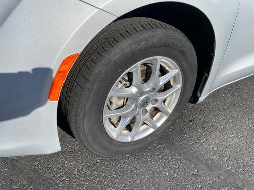 2024 Chrysler Voyager LX