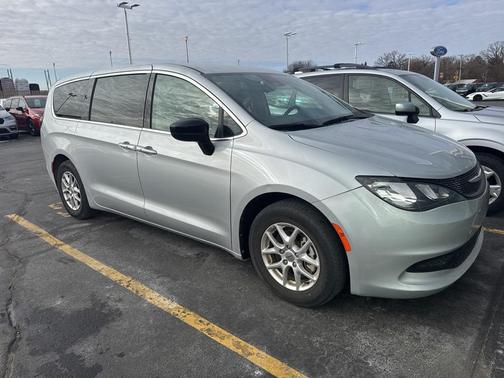 2024 Chrysler Voyager LX