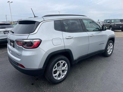 Silver Zynith Metallic Clearcoat 2024 Jeep Compass Latitude