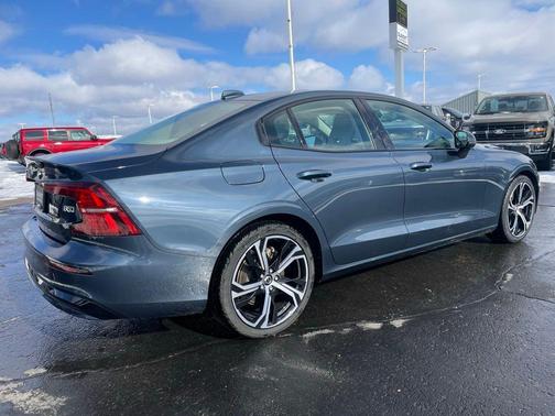 2024 Volvo S60 B5 Core Dark Theme