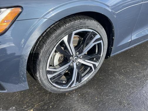 2024 Volvo S60 B5 Core Dark Theme