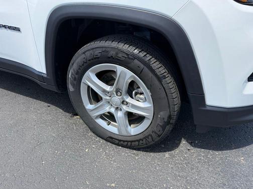 Bright White Clearcoat 2024 Jeep Compass Latitude