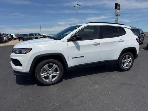 Bright White Clearcoat 2024 Jeep Compass Latitude