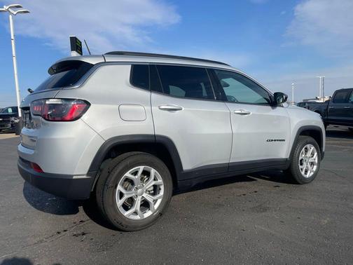Silver Zynith Metallic Clearcoat 2024 Jeep Compass Latitude