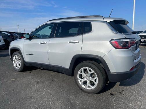 Silver Zynith Metallic Clearcoat 2024 Jeep Compass Latitude