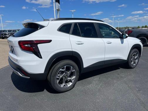 Summit White 2025 Chevrolet Trax LT