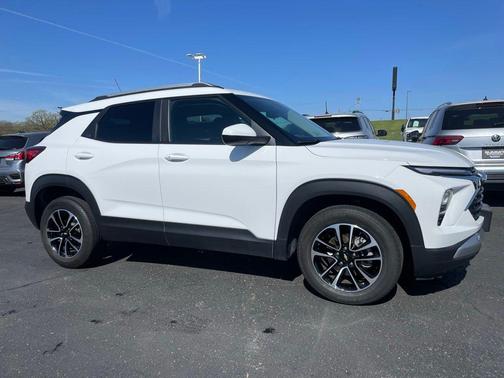 Summit White 2025 Chevrolet Trailblazer LT