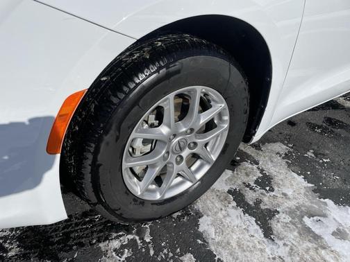 2024 Chrysler Voyager LX