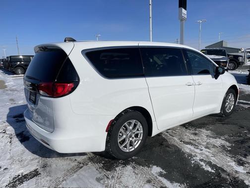 2024 Chrysler Voyager LX