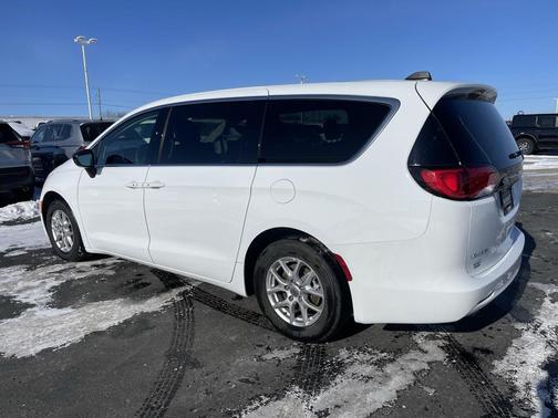 2024 Chrysler Voyager LX