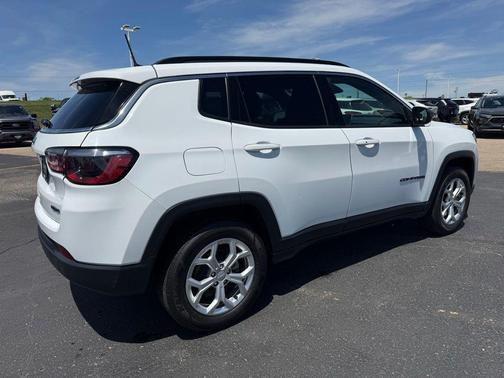 Bright White Clearcoat 2024 Jeep Compass Latitude