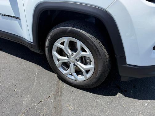 Bright White Clearcoat 2024 Jeep Compass Latitude