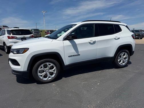 Bright White Clearcoat 2024 Jeep Compass Latitude