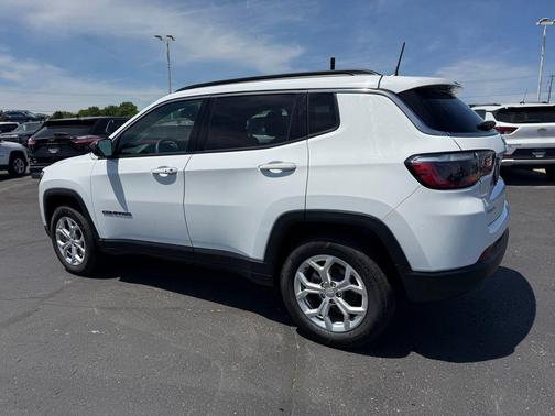 Bright White Clearcoat 2024 Jeep Compass Latitude
