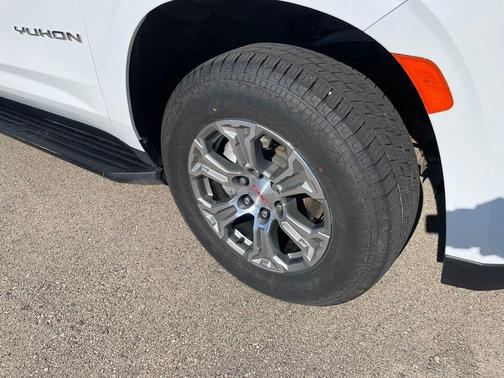 White 2024 GMC Yukon SLE