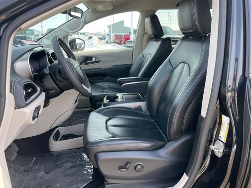 Brilliant Black Crystal Pearlcoat 2024 Chrysler Pacifica Hybrid Select
