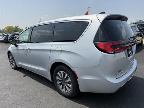 2023 Chrysler Pacifica Hybrid Touring L