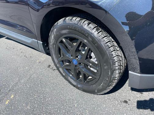 Agate Black Metallic 2022 Ford Edge SEL