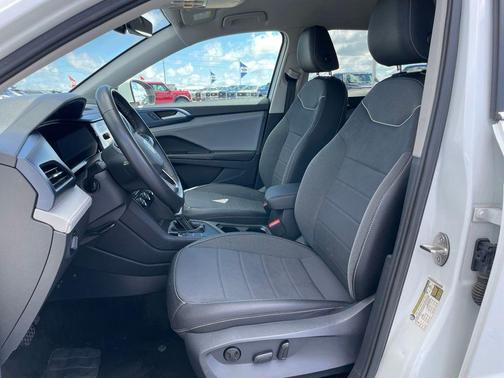 White 2024 Volkswagen Taos 1.5T SE