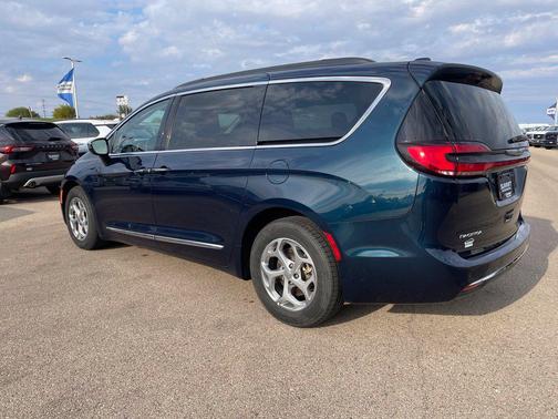 Fathom Blue Pearlcoat 2023 Chrysler Pacifica Limited