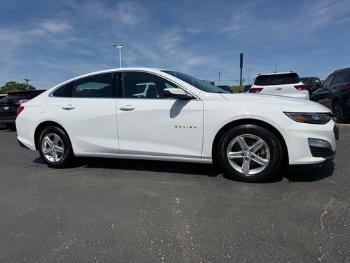Summit White 2023 Chevrolet Malibu FWD 1LT