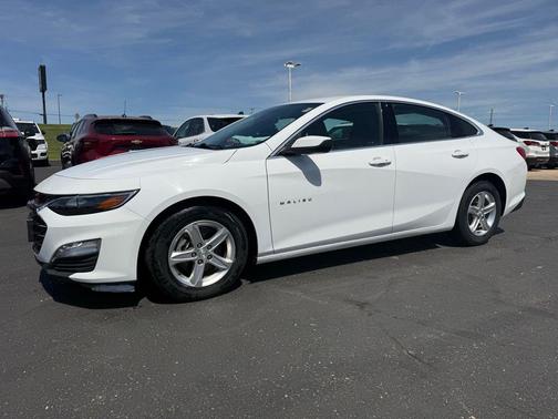 Summit White 2023 Chevrolet Malibu FWD 1LT
