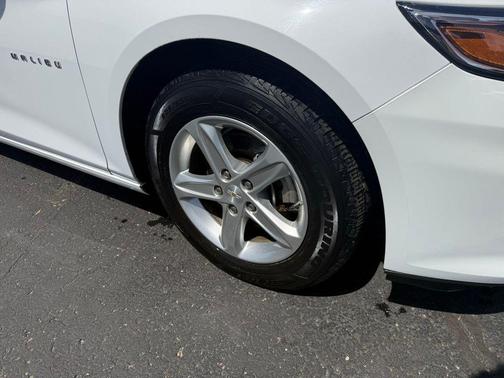 Summit White 2023 Chevrolet Malibu FWD 1LT