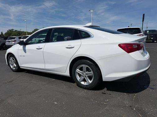 Summit White 2023 Chevrolet Malibu FWD 1LT