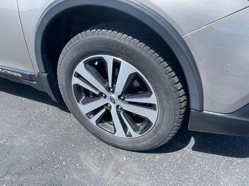 Tungsten Metallic 2018 Subaru Outback 2.5i Limited