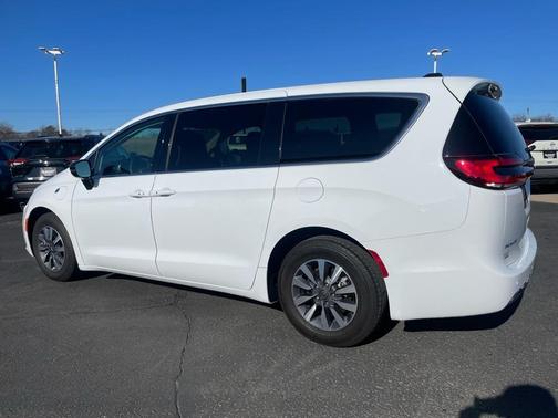 2024 Chrysler Pacifica Hybrid Select