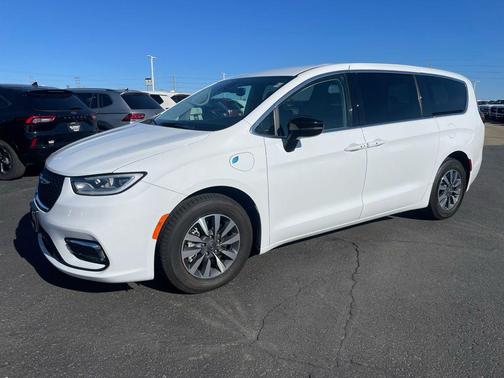 2024 Chrysler Pacifica Hybrid Select