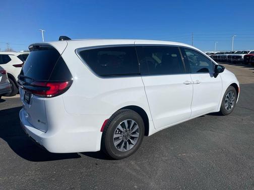 2024 Chrysler Pacifica Hybrid Select