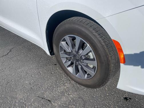 2024 Chrysler Pacifica Hybrid Select