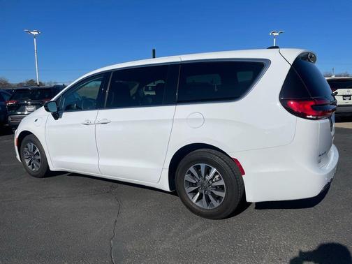 2024 Chrysler Pacifica Hybrid Select
