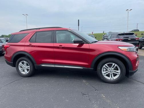 Rapid Red Metallic Tinted Clearcoat 2022 Ford Explorer XLT