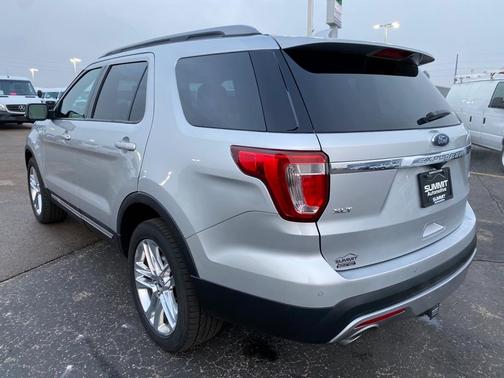 Photo 4 of 55 of 2017 Ford Explorer XLT
