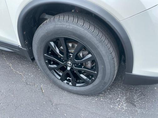 White 2018 Nissan Rogue SV