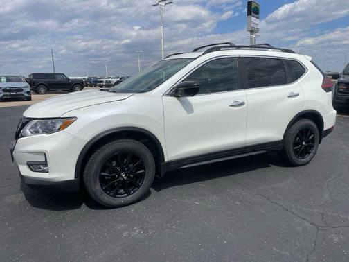 White 2018 Nissan Rogue SV