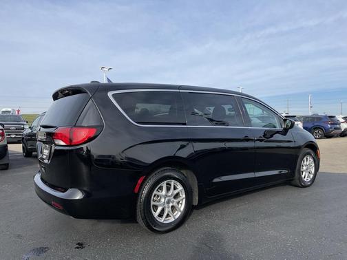 2024 Chrysler Voyager LX